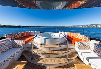 Tahi yacht charter lifestyle
                        