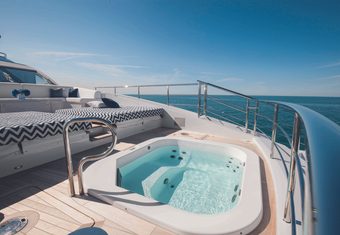 'H yacht charter lifestyle
                        