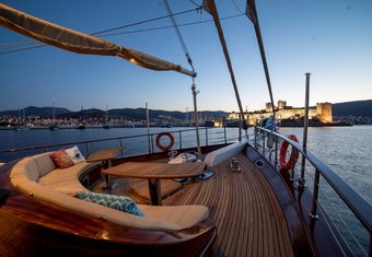 Arabella yacht charter lifestyle
                        