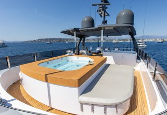 Haiami I yacht charter lifestyle
                        