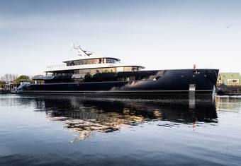 Les Cinq yacht charter lifestyle
                        