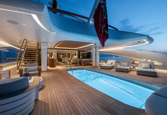 Alvia yacht charter lifestyle
                        
