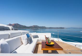 No.9 yacht charter lifestyle
                        