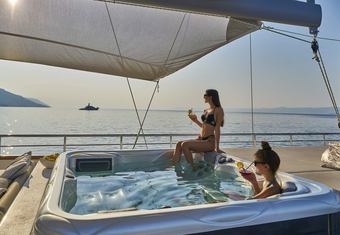 Dalmatino yacht charter lifestyle
                        