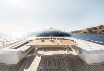 Eleven I yacht charter lifestyle
                        