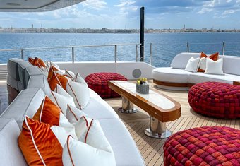 Amor a Vida yacht charter lifestyle
                        