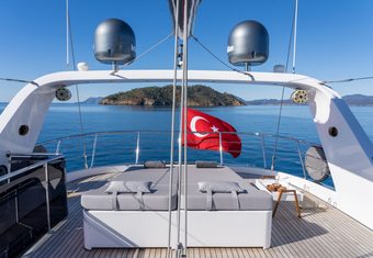 Long Island yacht charter lifestyle
                        