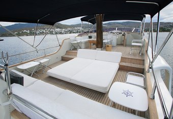 Dali yacht charter lifestyle
                        