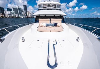 Live Mas yacht charter lifestyle
                        