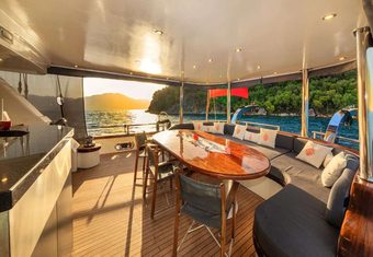 Mio Vento yacht charter lifestyle
