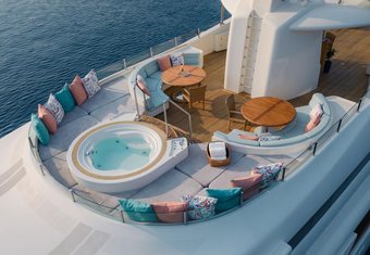 Hana yacht charter lifestyle
                        