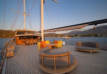 Caustic yacht charter lifestyle
                        
