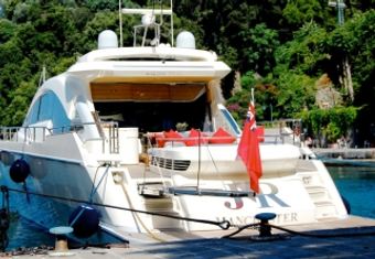 JR yacht charter lifestyle
                        