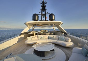 Awandra yacht charter lifestyle
                        