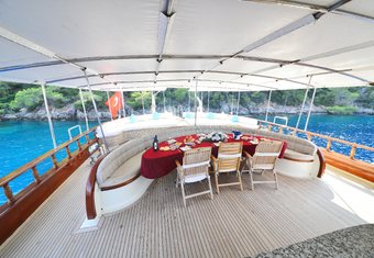 Berrak Su yacht charter lifestyle
                        