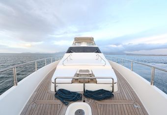 QUESTA è VITA yacht charter lifestyle
                        