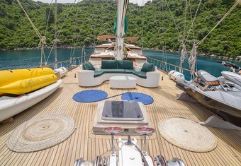 Grande Mare yacht charter lifestyle
                        