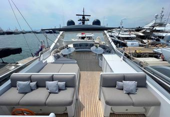 Tigra yacht charter lifestyle
                        