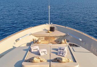 Hammerhead yacht charter lifestyle
                        