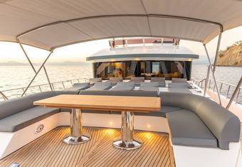 Floki yacht charter lifestyle
                        