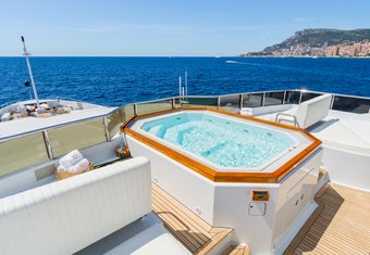 Apogee yacht charter lifestyle
                        