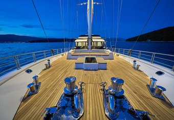 Acapella yacht charter lifestyle
                        