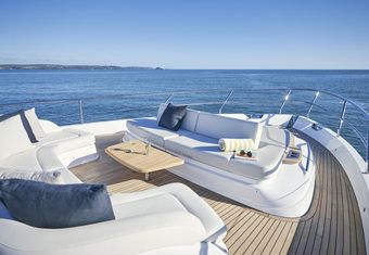 Wiljim 5 yacht charter lifestyle
                        