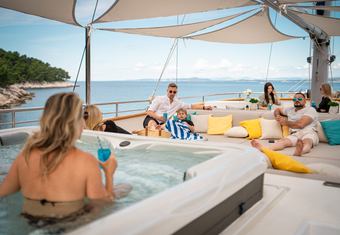 Dalmatino yacht charter lifestyle
                        