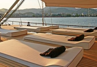 Getaway yacht charter lifestyle
                        