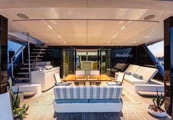 Bundalong yacht charter lifestyle
                        