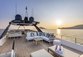 Piola yacht charter lifestyle
                        