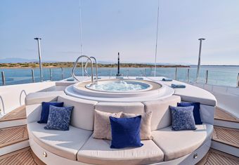 O'Eva yacht charter lifestyle
                        