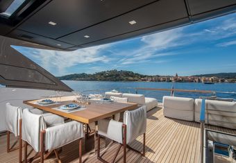 Pause yacht charter lifestyle
                        