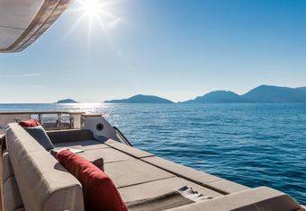 Upstream yacht charter lifestyle
                        