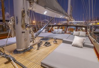Hic Salta yacht charter lifestyle
                        
