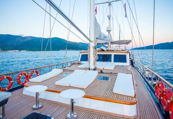 Dea Del Mare yacht charter lifestyle
                        