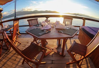 Damai yacht charter lifestyle
                        