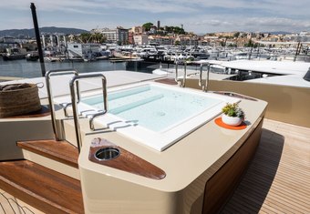 Rilassata yacht charter lifestyle