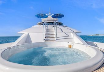 YOLO yacht charter lifestyle
                        