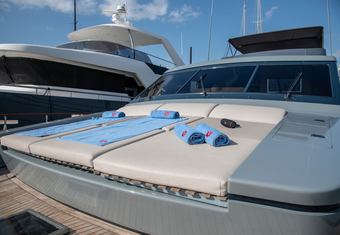 Kiss yacht charter lifestyle
                        