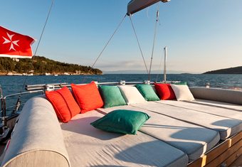 Merlin yacht charter lifestyle
                        