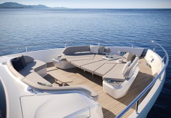 Lumi yacht charter lifestyle
                        