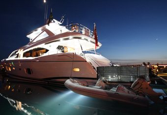 Veuve yacht charter lifestyle
                        