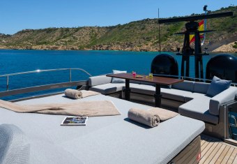 El Macann yacht charter lifestyle