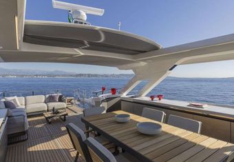 Azur yacht charter lifestyle
