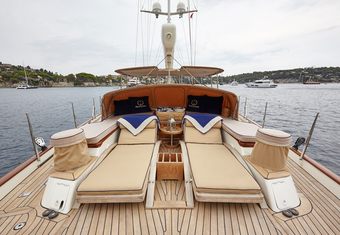 Irelanda yacht charter lifestyle
                        