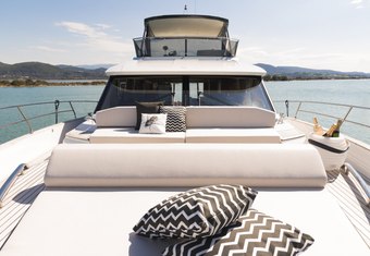 Sir Hendrik yacht charter lifestyle
                        