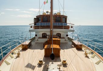 Taransay yacht charter lifestyle
                        