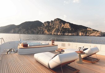 Legend yacht charter lifestyle
                        