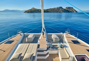 Sunmoon yacht charter lifestyle
                        